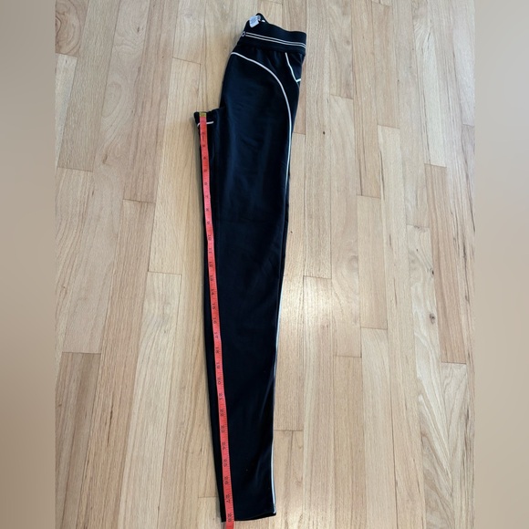 ALO Yoga Black Airbrush Heart Throb Set - Picture 14 of 15